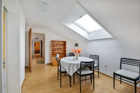Essplatz der Immobilie: Dachgeschoss-Wohnung in ruhiger Lage (Foto)