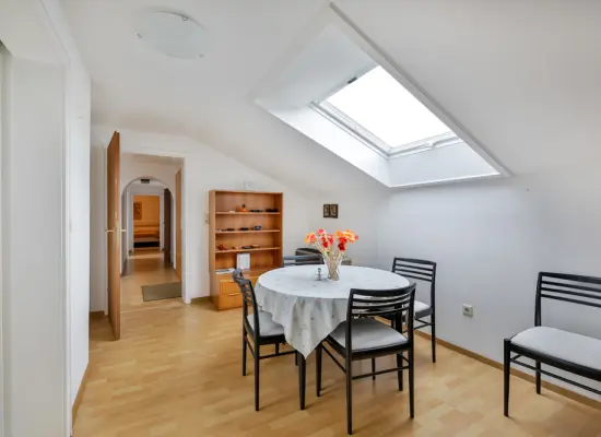 Essplatzder Immobilien: Dachgeschoss-Wohnung in ruhiger Lage (Foto)