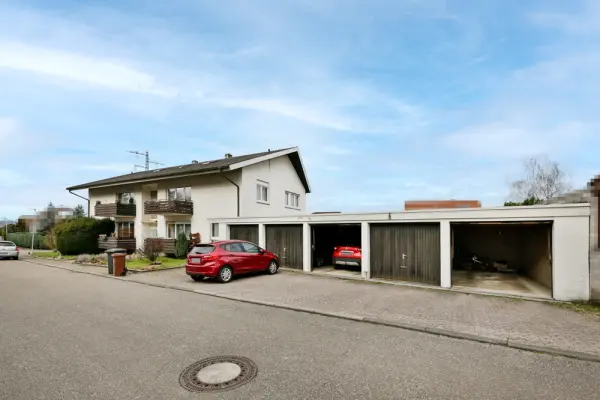 Straßenansicht-Garagender Immobilien: Dachgeschoss-Wohnung in ruhiger Lage (Foto)
