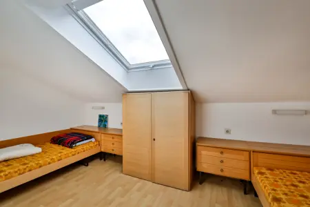 Kleines Zimmerder Immobilien: Dachgeschoss-Wohnung in ruhiger Lage (Foto)