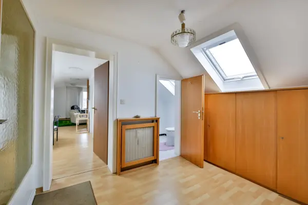 Dieleder Immobilien: Dachgeschoss-Wohnung in ruhiger Lage (Foto)