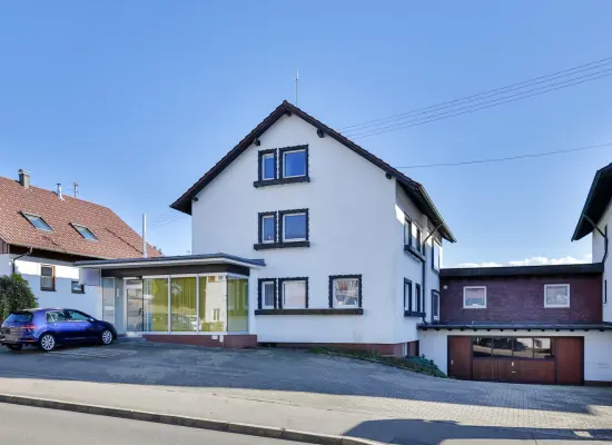 Straßenansicht Wohnhaus/Gewerbeder Immobilien: Nicht verpassen: Gebäudekomplex - Wohnen/Gewerbe (Foto)