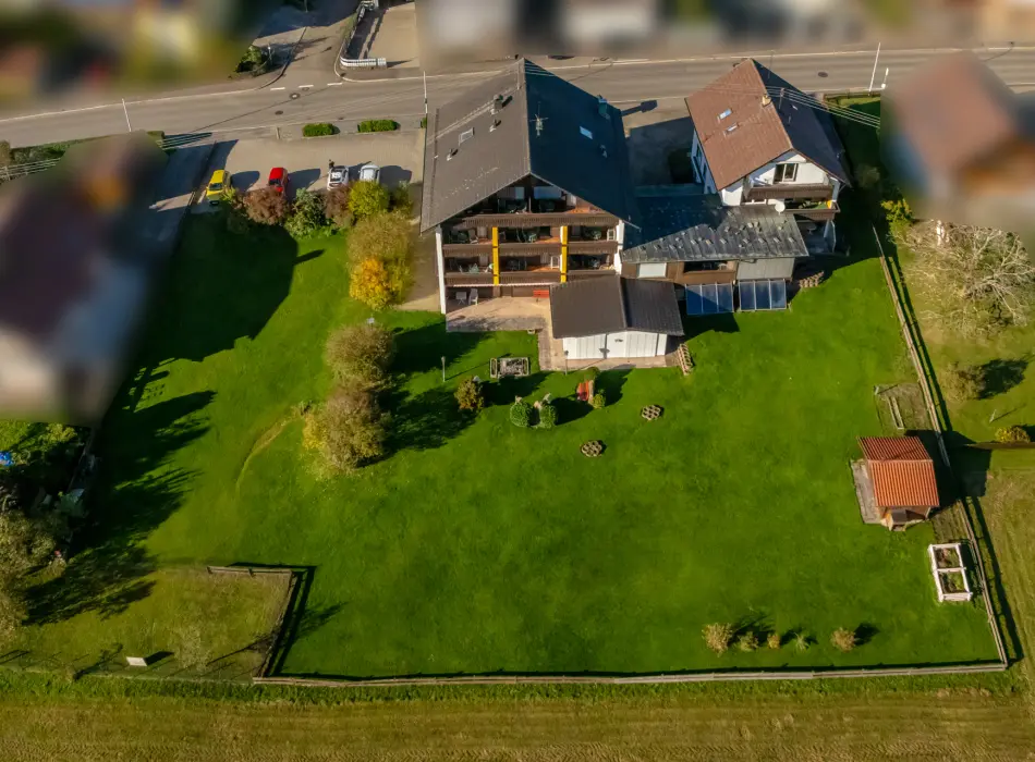 Luftaufnahme Gesamtder Immobilien: Nicht verpassen: Gebäudekomplex - Wohnen/Gewerbe (Titelbild)