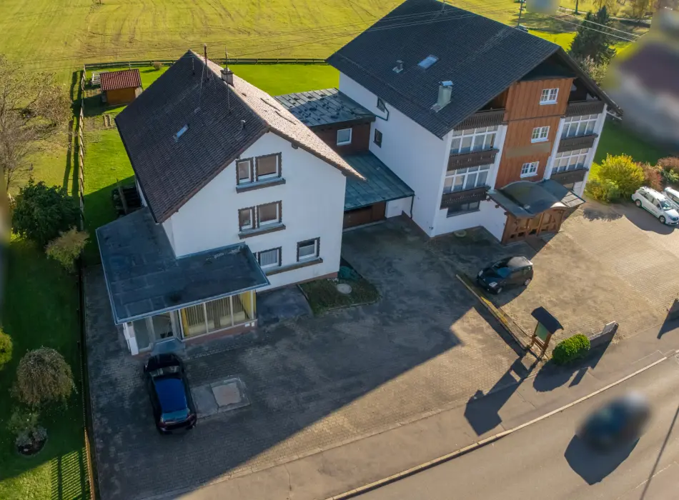 Luftaufnahme Gesamtder Immobilien: Nicht verpassen: Gebäudekomplex - Wohnen/Gewerbe (Foto)