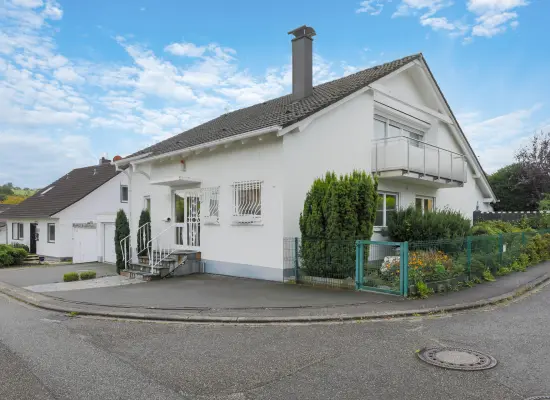 Straßenansicht der Immobilie: Flexible Familienidylle (Foto)