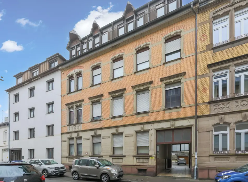 Straßenansichtder Immobilien: Eine gute Adresse für Ihr Geld!
Wohn- und Geschäftshaus in Karlsruhe-Mühlburg zu verkaufen (Titelbild)