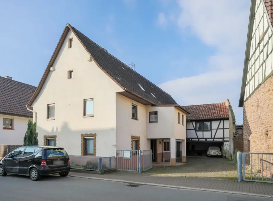 Straßenansichtder Immobilien: Handwerker und Bastler aufgepasst! Großes Wohnhaus mit viel Potential und verschiedenen Nutzungsmöglichkeiten (Titelbild)