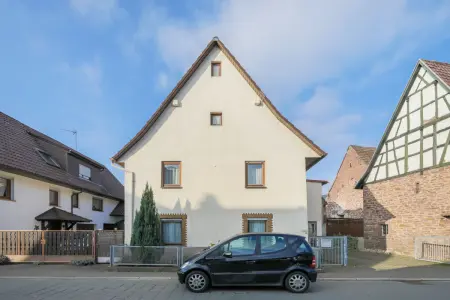 Straßenansicht der Immobilie: Handwerker und Bastler aufgepasst! Großes Wohnhaus mit viel Potential und verschiedenen Nutzungsmöglichkeiten (Foto)