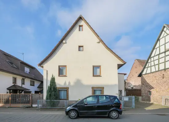 Straßenansichtder Immobilien: Handwerker und Bastler aufgepasst! Großes Wohnhaus mit viel Potential und verschiedenen Nutzungsmöglichkeiten (Foto)
