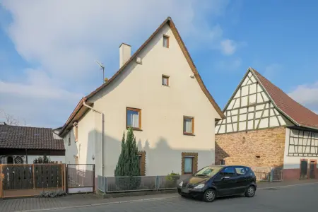 Straßenansicht der Immobilie: Handwerker und Bastler aufgepasst! Großes Wohnhaus mit viel Potential und verschiedenen Nutzungsmöglichkeiten (Foto)