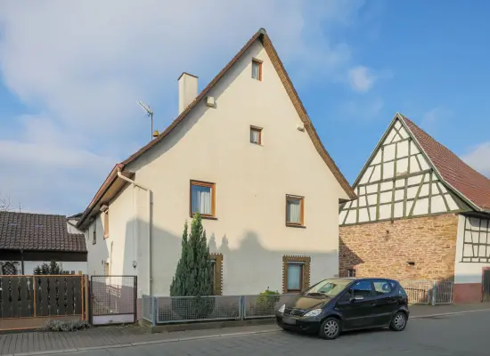 Straßenansichtder Immobilien: Handwerker und Bastler aufgepasst! Großes Wohnhaus mit viel Potential und verschiedenen Nutzungsmöglichkeiten (Foto)