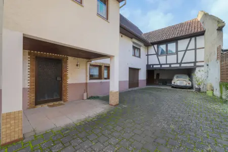 Hauseingang und Innenhofder Immobilien: Handwerker und Bastler aufgepasst! Großes Wohnhaus mit viel Potential und verschiedenen Nutzungsmöglichkeiten (Foto)