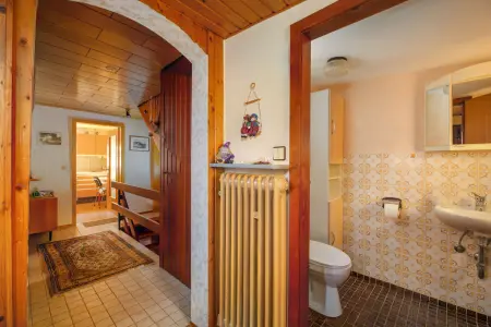 Flur und separates WC OGder Immobilien: Handwerker und Bastler aufgepasst! Großes Wohnhaus mit viel Potential und verschiedenen Nutzungsmöglichkeiten (Foto)