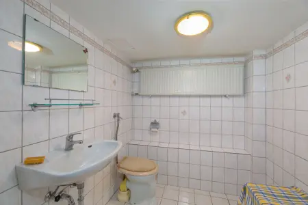 Badezimmer EGder Immobilien: Handwerker und Bastler aufgepasst! Großes Wohnhaus mit viel Potential und verschiedenen Nutzungsmöglichkeiten (Foto)