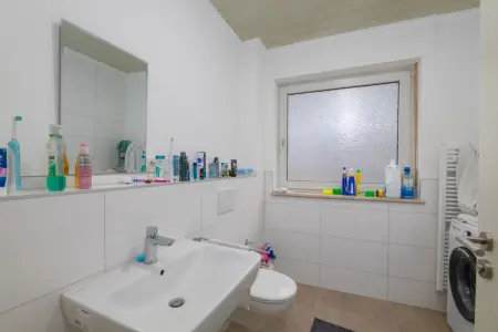 Badezimmer Erdgeschoss der Immobilie: Gepflegtes Mehrfamilienhaus mit 4 Einheiten – Vollvermietet und attraktiv gelegen (Foto)