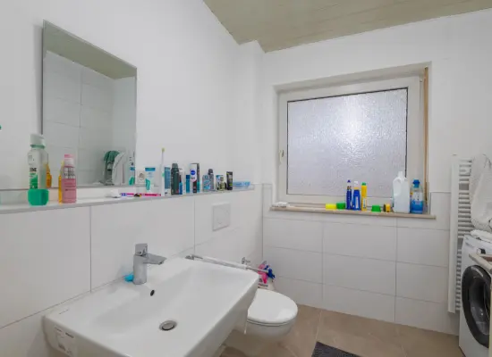 Badezimmer Erdgeschossder Immobilien: Gepflegtes Mehrfamilienhaus mit 4 Einheiten – Vollvermietet und attraktiv gelegen (Foto)