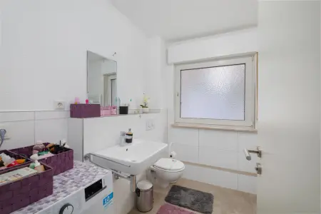 Badezimmer Obergeschosder Immobilien: Gepflegtes Mehrfamilienhaus mit 4 Einheiten – Vollvermietet und attraktiv gelegen (Foto)