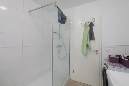 Badezimmer Obergeschosder Immobilien: Gepflegtes Mehrfamilienhaus mit 4 Einheiten – Vollvermietet und attraktiv gelegen (Foto)