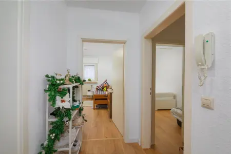 Diele Obergeschosder Immobilien: Gepflegtes Mehrfamilienhaus mit 4 Einheiten – Vollvermietet und attraktiv gelegen (Foto)