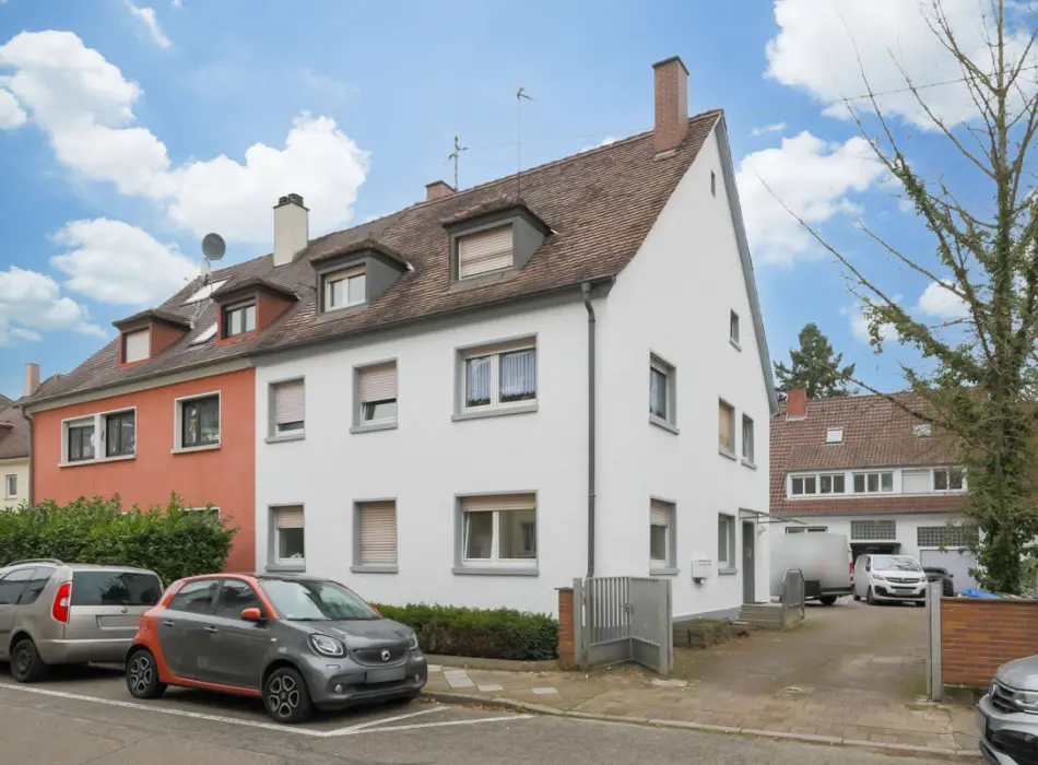 Straßenansichtder Immobilien: Gepflegtes Mehrfamilienhaus mit 4 Einheiten – Vollvermietet und attraktiv gelegen (Titelbild)