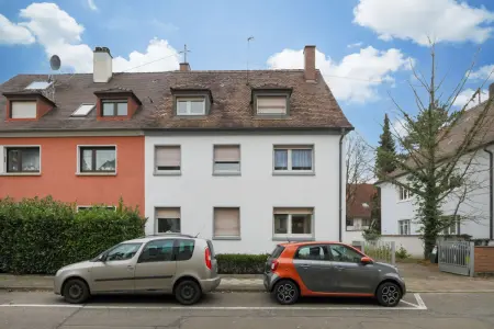 Straßenansicht der Immobilie: Gepflegtes Mehrfamilienhaus mit 4 Einheiten – Vollvermietet und attraktiv gelegen (Foto)