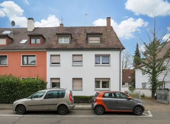 Straßenansichtder Immobilien: Gepflegtes Mehrfamilienhaus mit 4 Einheiten – Vollvermietet und attraktiv gelegen (Foto)