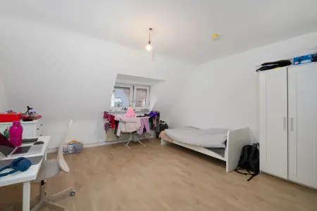 Zimmer Dachgeschossder Immobilien: Gepflegtes Mehrfamilienhaus mit 4 Einheiten – Vollvermietet und attraktiv gelegen (Foto)
