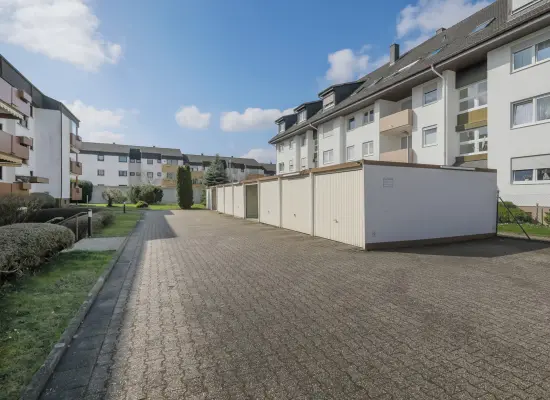 Innenhof mit Garagender Immobilien: Modernes Wohngefühl mit Weinbergblick – 3-Zimmer-Wohnung mit Garage (Foto)