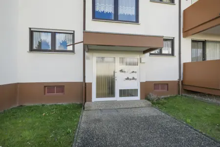 Hauseingangder Immobilien: Modernes Wohngefühl mit Weinbergblick – 3-Zimmer-Wohnung mit Garage (Foto)