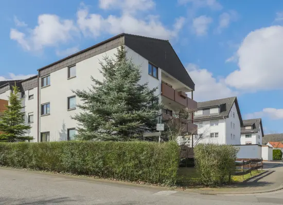 Straßenansichtder Immobilien: Modernes Wohngefühl mit Weinbergblick – 3-Zimmer-Wohnung mit Garage (Foto)
