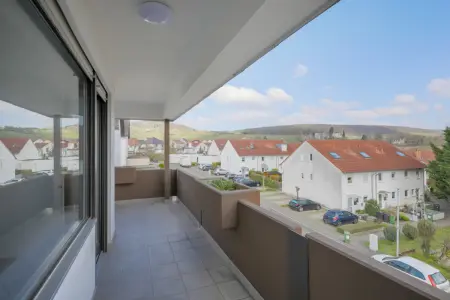 Balkonder Immobilien: Modernes Wohngefühl mit Weinbergblick – 3-Zimmer-Wohnung mit Garage (Foto)