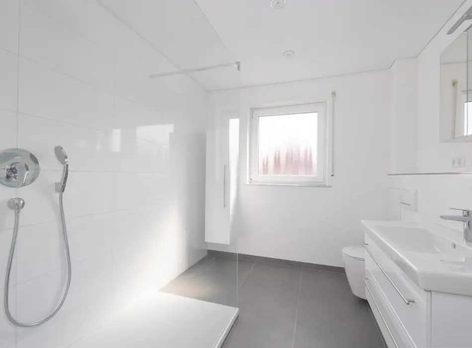 Badezimmerder Immobilien: Modernes Wohngefühl mit Weinbergblick – 3-Zimmer-Wohnung mit Garage (Titelbild)