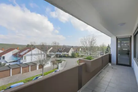 Balkonder Immobilien: Modernes Wohngefühl mit Weinbergblick – 3-Zimmer-Wohnung mit Garage (Foto)