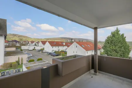 Balkonder Immobilien: Modernes Wohngefühl mit Weinbergblick – 3-Zimmer-Wohnung mit Garage (Foto)