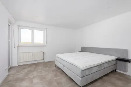 Schlafzimmerder Immobilien: Modernes Wohngefühl mit Weinbergblick – 3-Zimmer-Wohnung mit Garage (Foto)