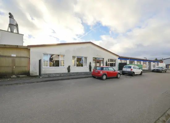 Straßenansicht Rückseiteder Immobilien: Jetzt sichern, später realisieren – Grundstück mit Potenzial für Geschosswohnungsbau (Foto)