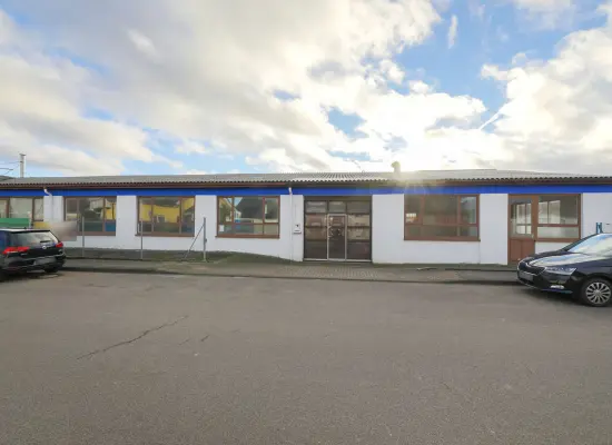 Straßenansicht Rückseiteder Immobilien: Jetzt sichern, später realisieren – Grundstück mit Potenzial für Geschosswohnungsbau (Foto)