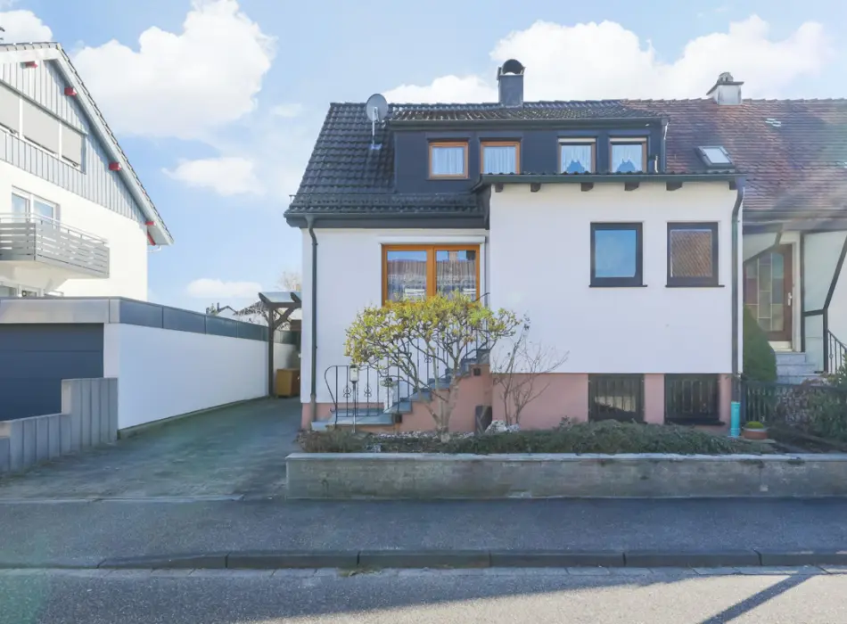 Straßenansichtder Immobilien: Kleines Wohnhaus mit schönem Grundstück (Titelbild)