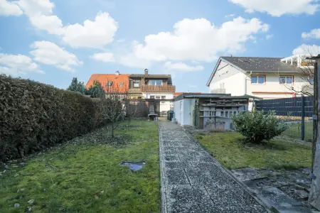 Rückansicht und Gartender Immobilien: Kleines Wohnhaus mit schönem Grundstück (Foto)