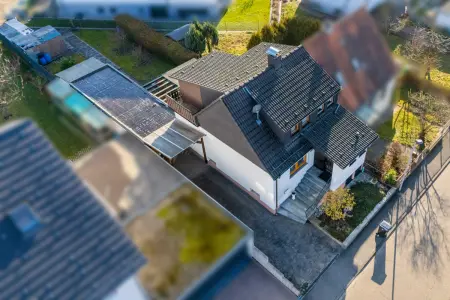 Luftansichtder Immobilien: Kleines Wohnhaus mit schönem Grundstück (Foto)