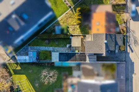 Luftansichtder Immobilien: Kleines Wohnhaus mit schönem Grundstück (Foto)