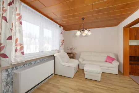 Wohnzimmerder Immobilien: Kleines Wohnhaus mit schönem Grundstück (Foto)