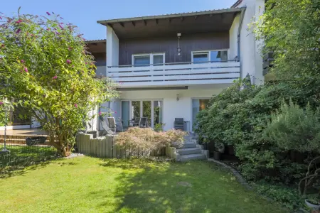 Rückansicht und Garten der Immobilie: Familienfreundliches Reihenmittelhaus mit Einliegerbereich und Garage (Foto)