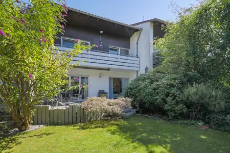 Rückansicht und Garten der Immobilie: Familienfreundliches Reihenmittelhaus mit Einliegerbereich und Garage (Foto)