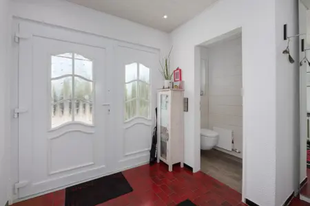 Eingangsbereich und separates WC EG der Immobilie: Familienfreundliches Reihenmittelhaus mit Einliegerbereich und Garage (Foto)