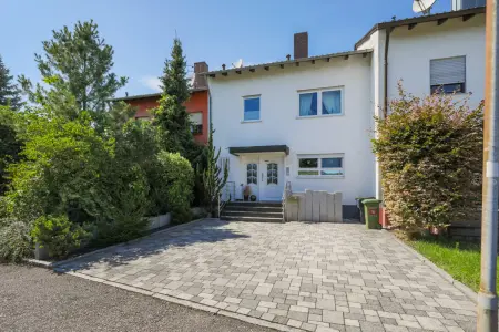 Straßenansicht der Immobilie: Familienfreundliches Reihenmittelhaus mit Einliegerbereich und Garage (Titelbild)