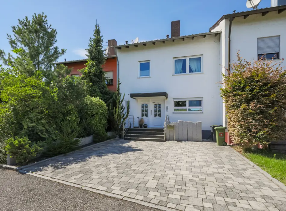 Straßenansicht der Immobilie: Familienfreundliches Reihenmittelhaus mit Einliegerbereich und Garage (Titelbild)
