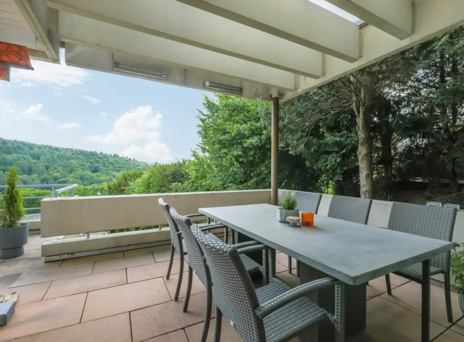 Überdachte Terrasse mit Ausblick