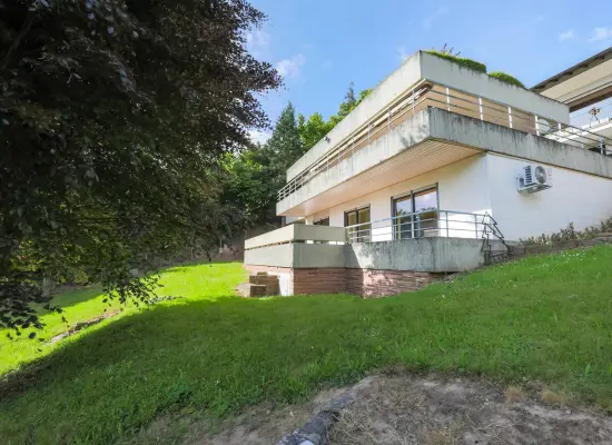 Außenansicht der Immobilie: Stadt aus, Wald an – Wohnen am Waldrand mit Weitblick (Foto_gross)