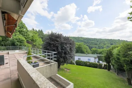 Fernblick der Immobilie: Stadt aus, Wald an – Wohnen am Waldrand mit Weitblick (Foto_gross)
